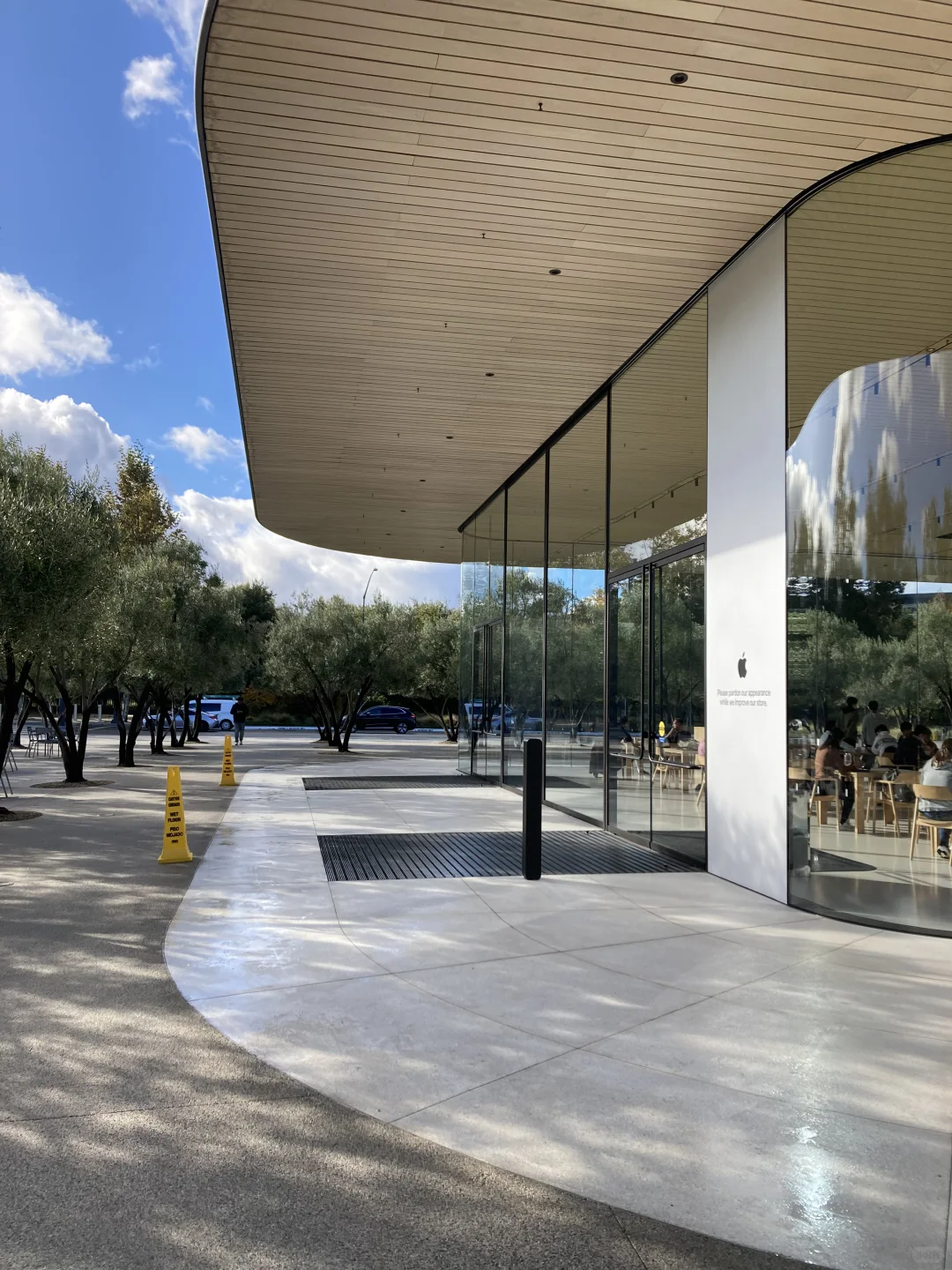 关于苹果总部的无框玻璃