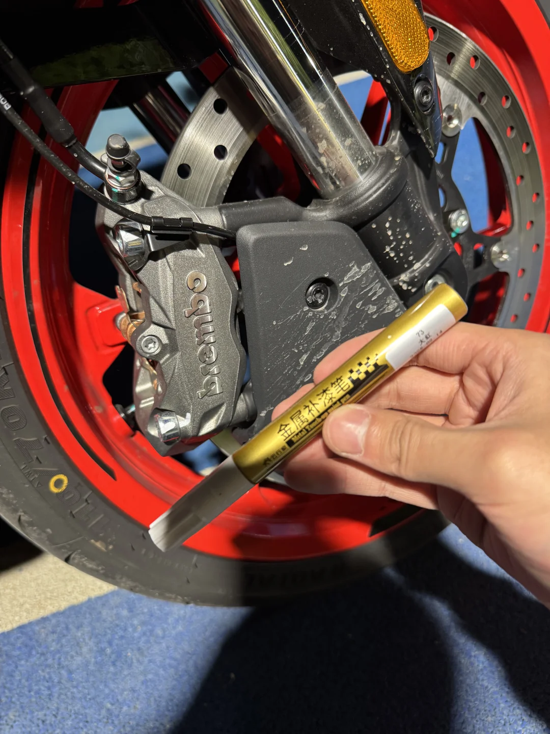 好奇怪 我25款的450sr卡钳怎么是红色的？