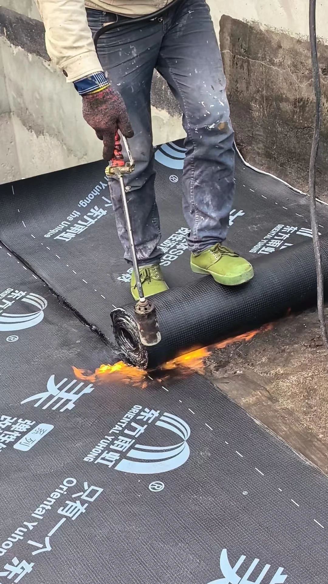 顶楼防水做了，准备上面再搭个钢架棚