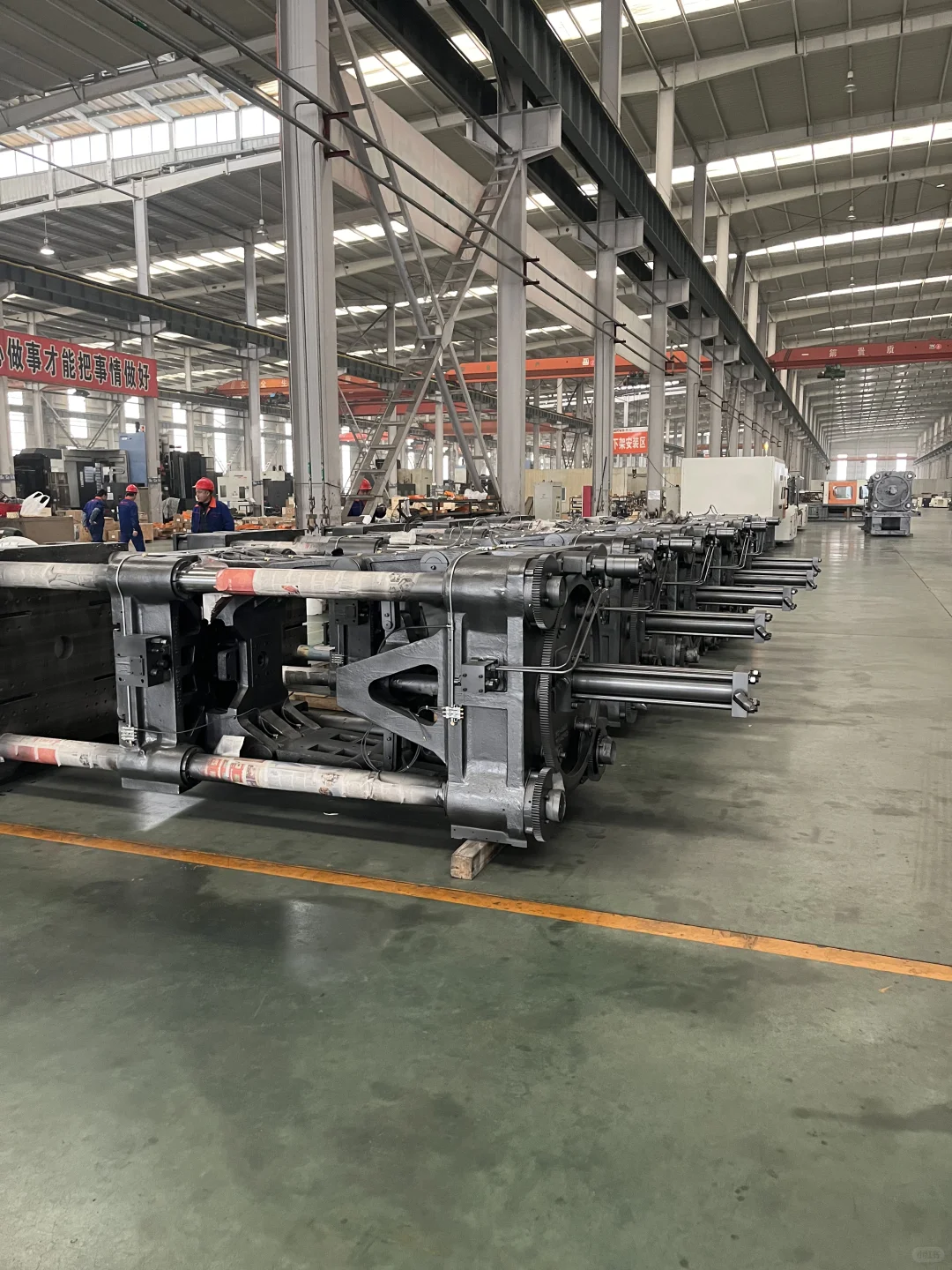 陪俄罗斯客户参观注塑机工厂