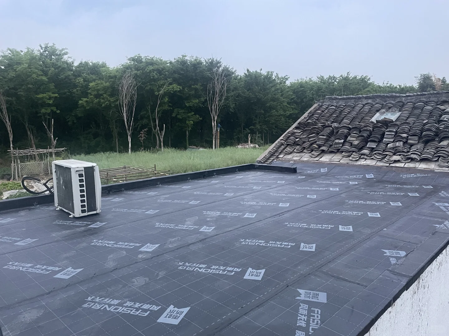 小院改造日记：露台防水卷材铺好