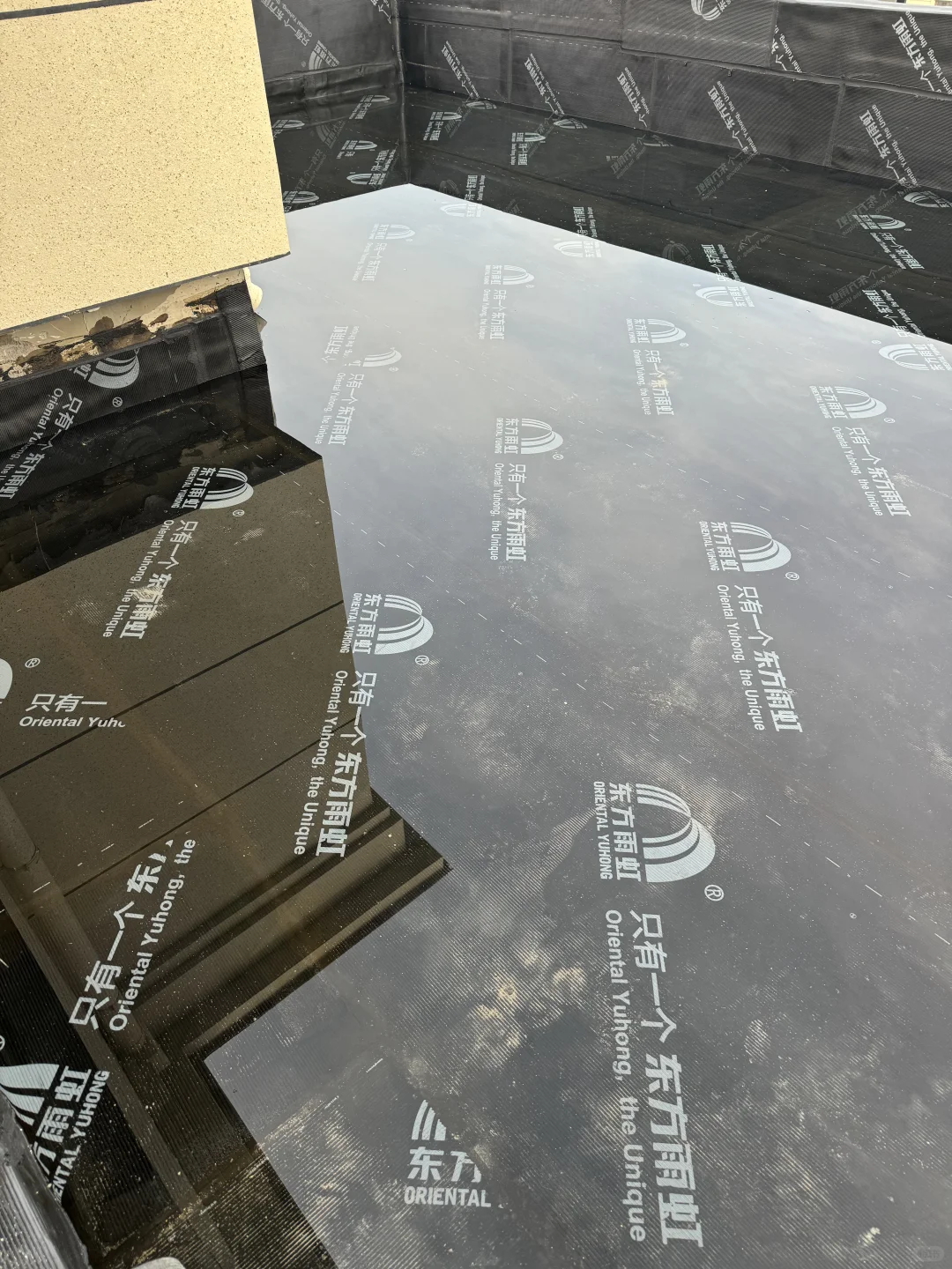 防水卷材上面铺什么