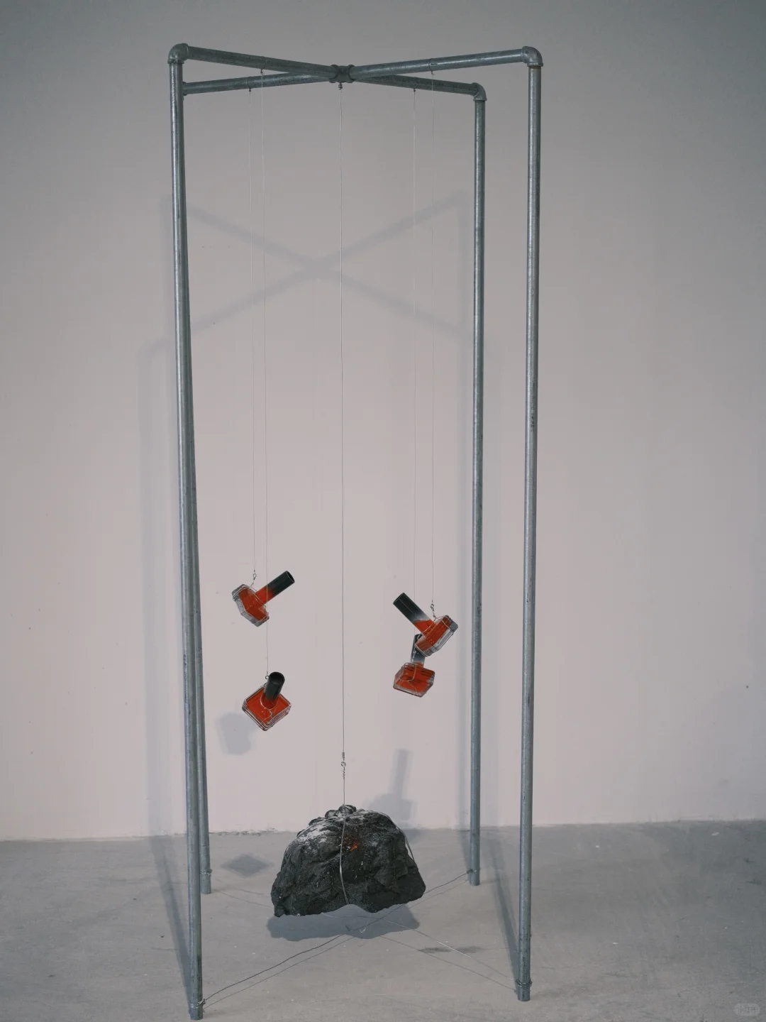 深圳新展|极简工业空间中的禁锢静火山蜡艺