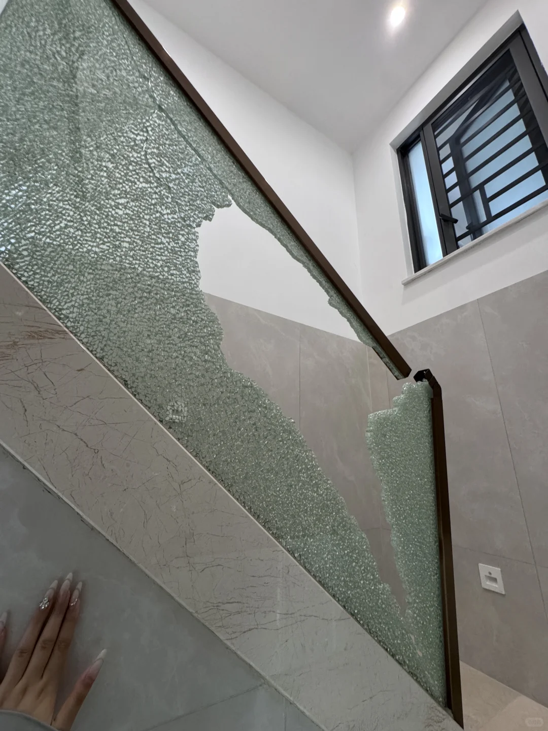 这算玻璃自爆吗？