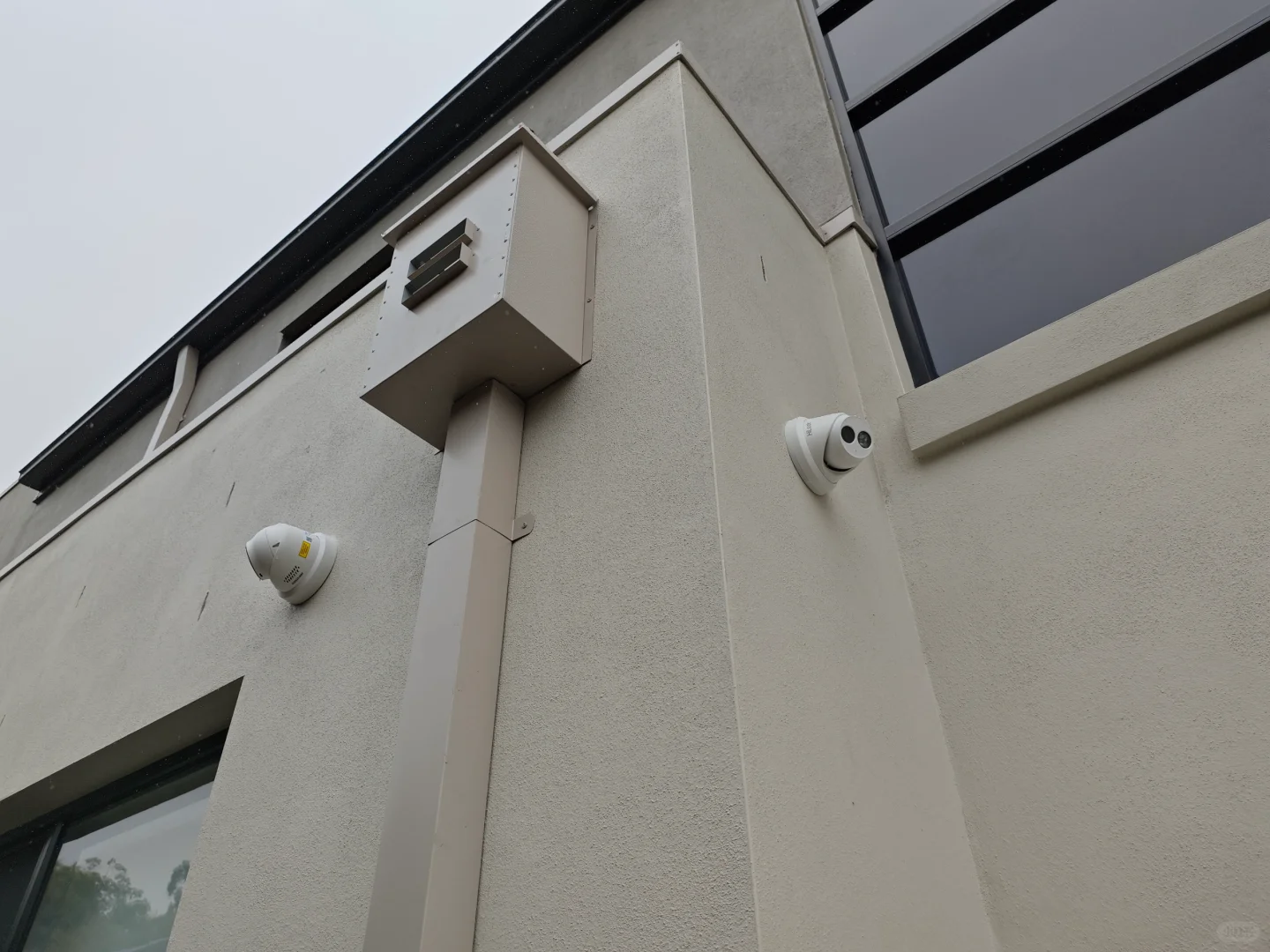 小偷差点就进屋了?还好摄像头报警吓跑了