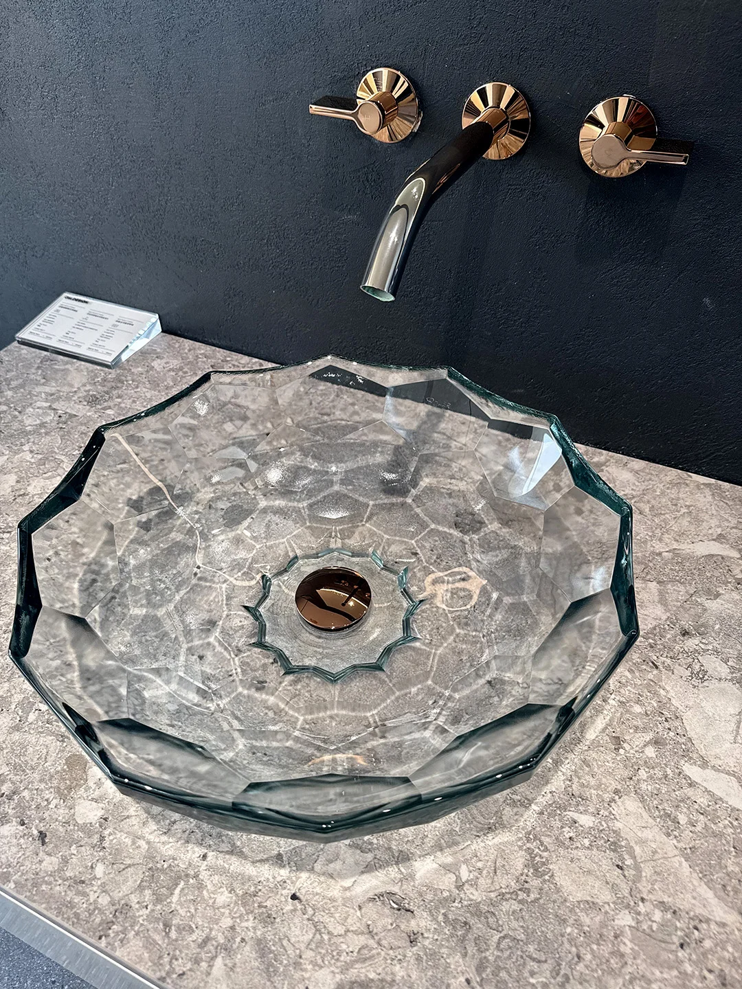 ?春日浴室C位！透明玻璃台盆美到窒息