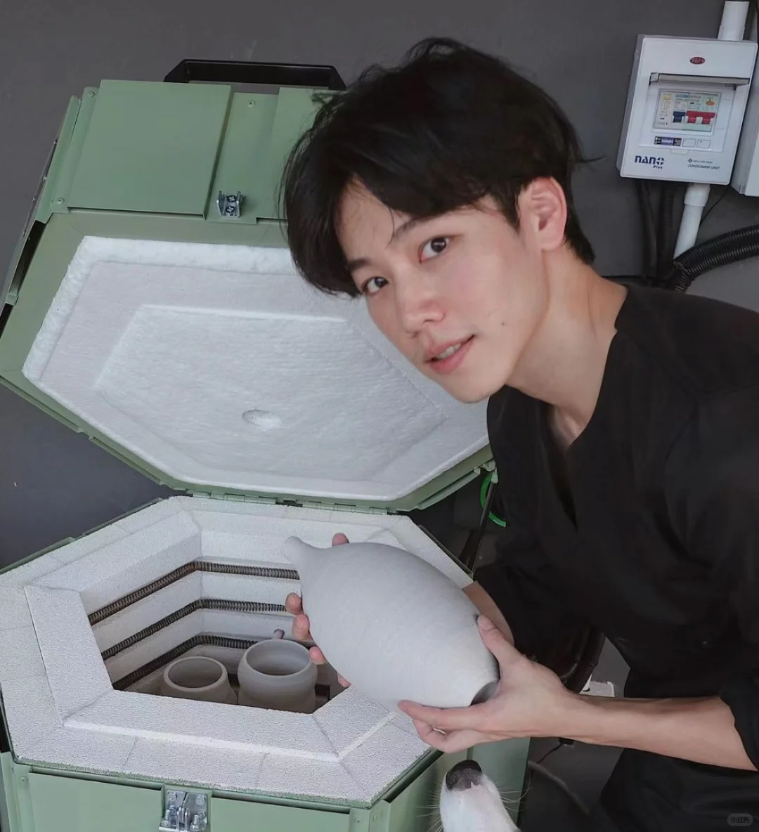 此时，一位陶艺专业学生发出尖锐爆鸣?