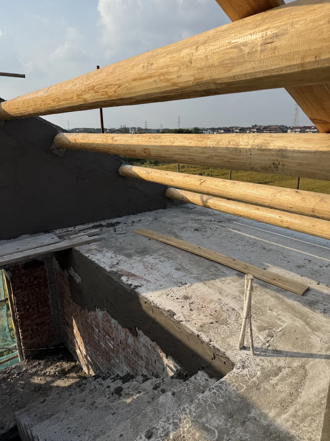 顶楼粉刷完毕～