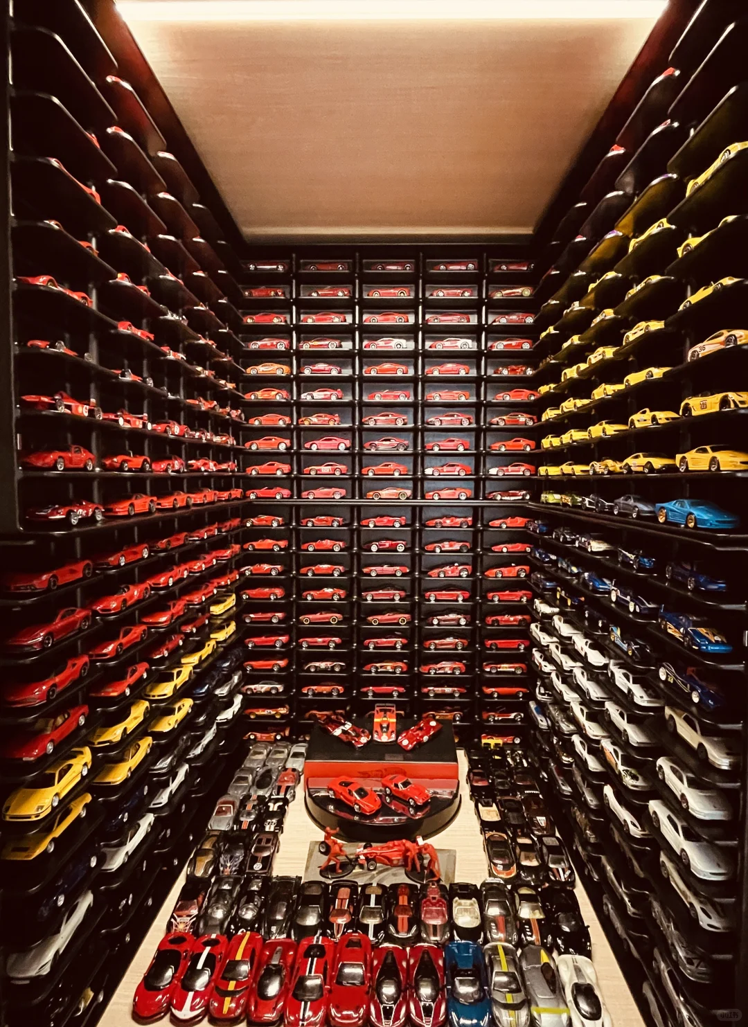 已经塞不下更多法拉利了，最终形态拍照留念