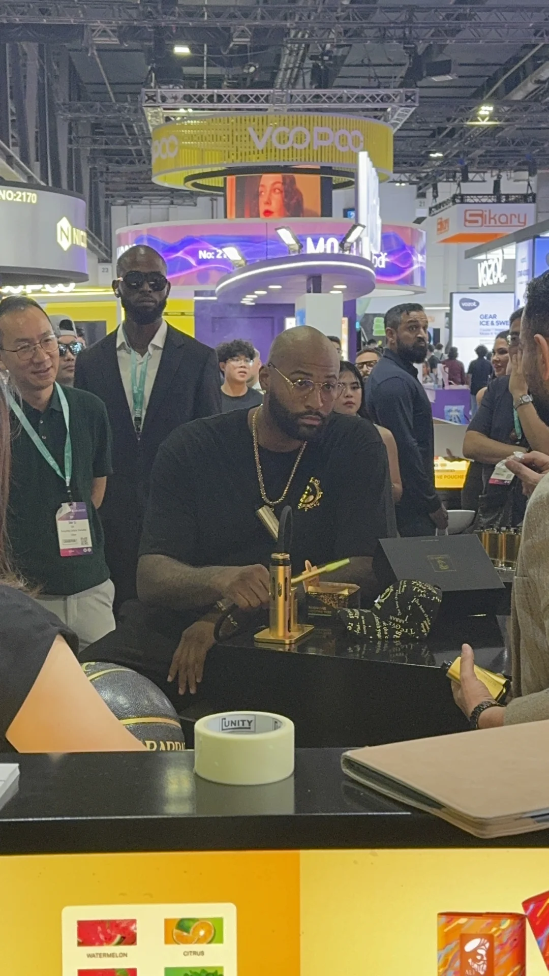 迪拜电子烟水烟展 偶遇篮球明星考辛斯