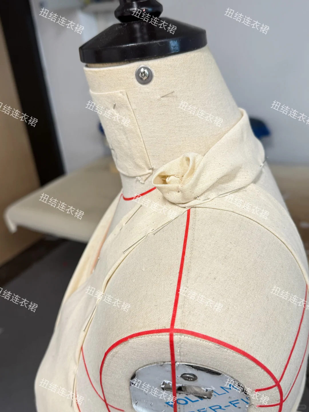 扭结立体剪裁设计