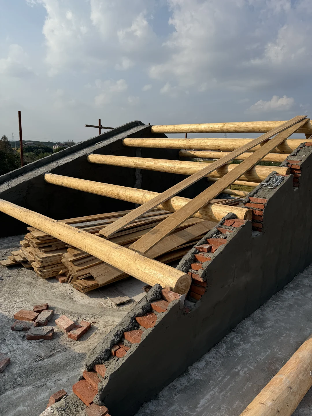 顶楼粉刷完毕～