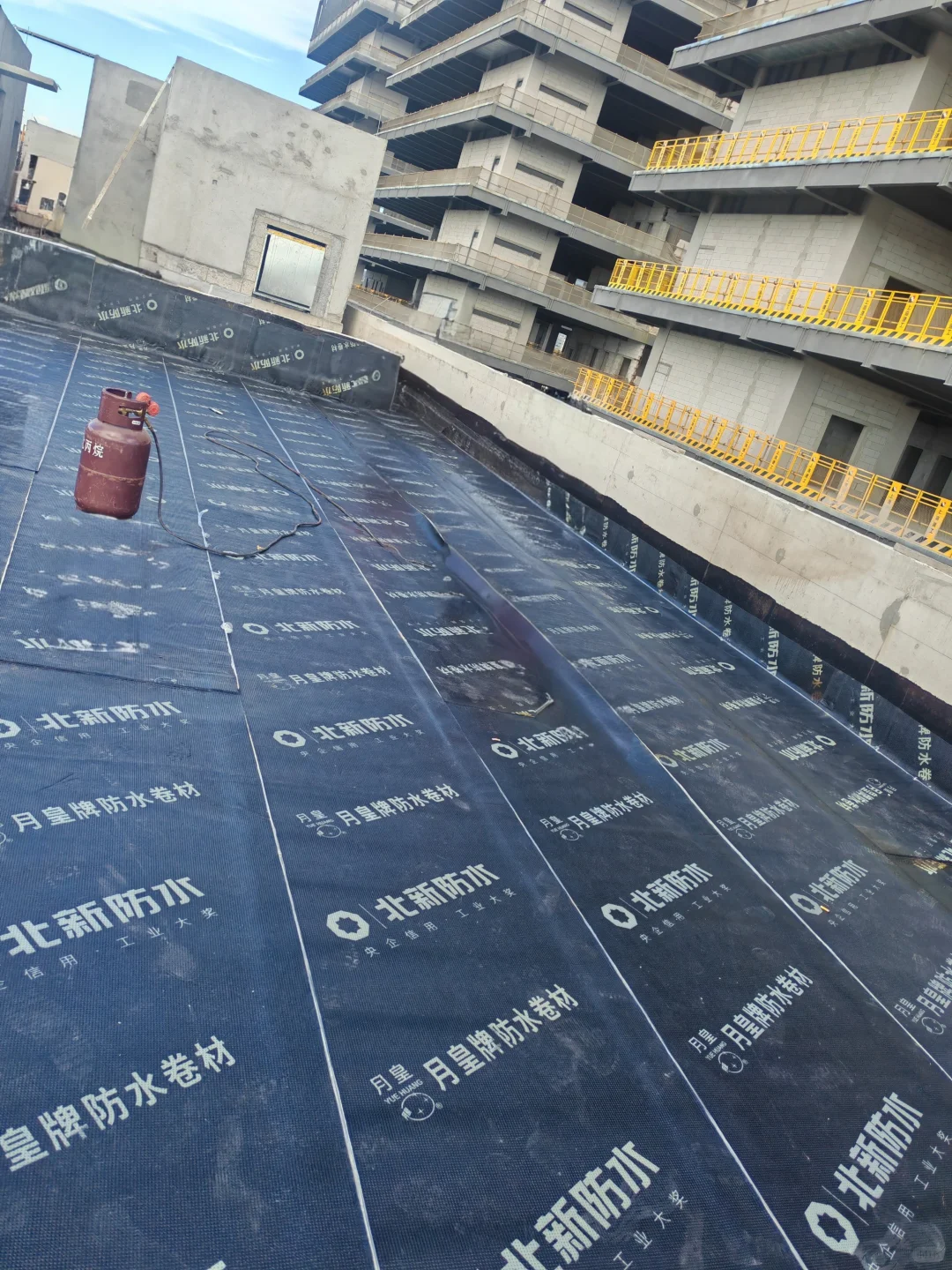 就问你们这样做屋面还漏吗?