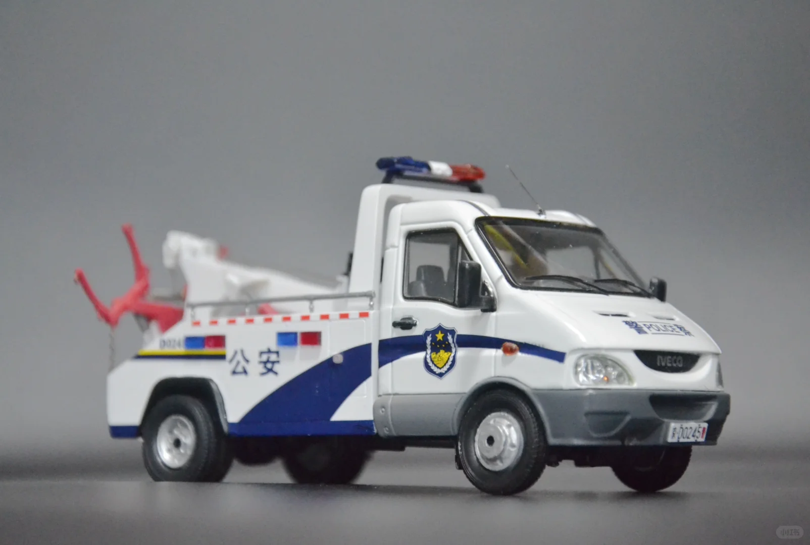 汽车模型情怀收藏-依维柯警用清障车