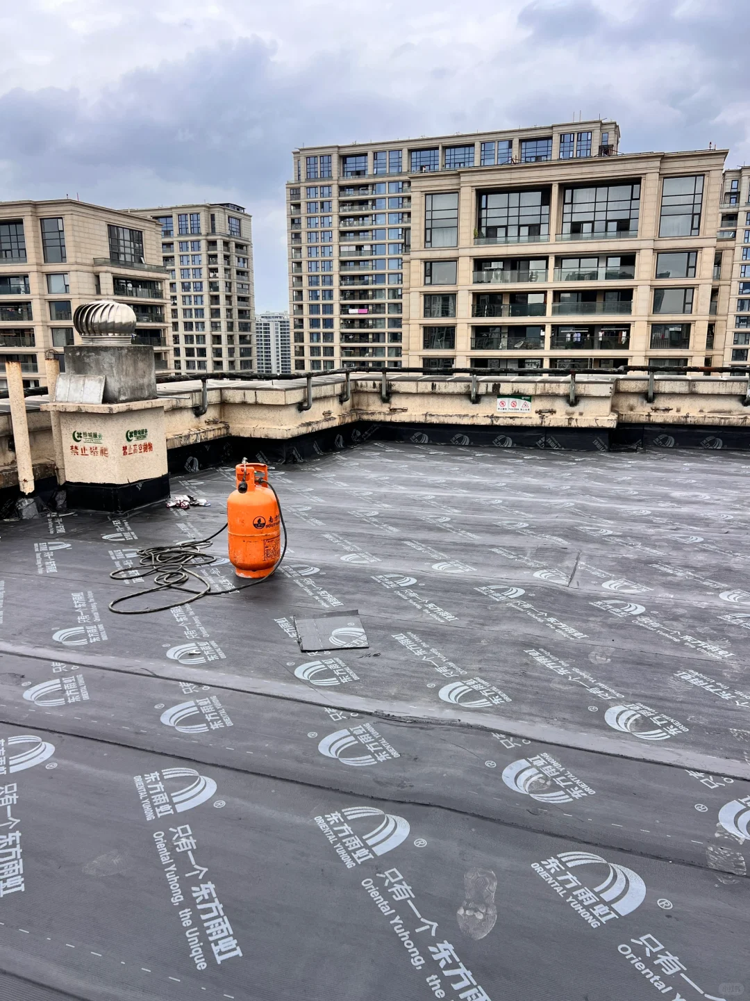 屋顶防水严谨老爹来了之后让我多花了 2w ?