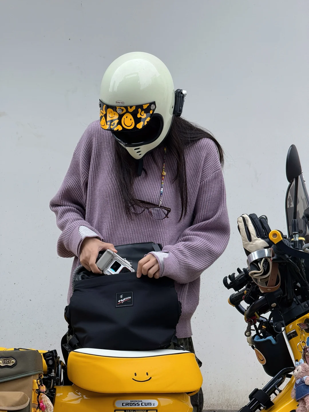 骑摩托女生穿搭好物，谁能拒绝白色运动相机！