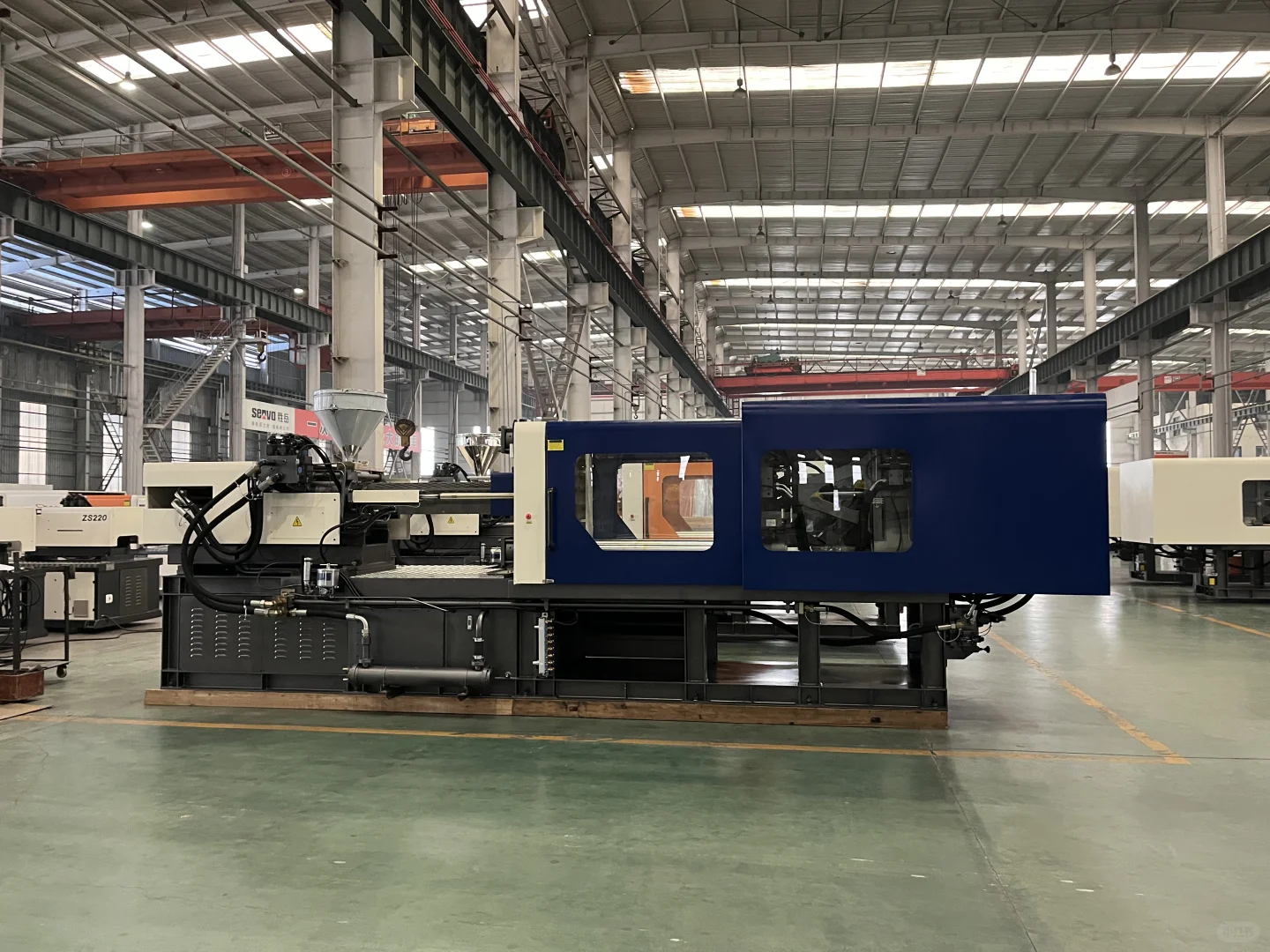 陪俄罗斯客户参观注塑机工厂