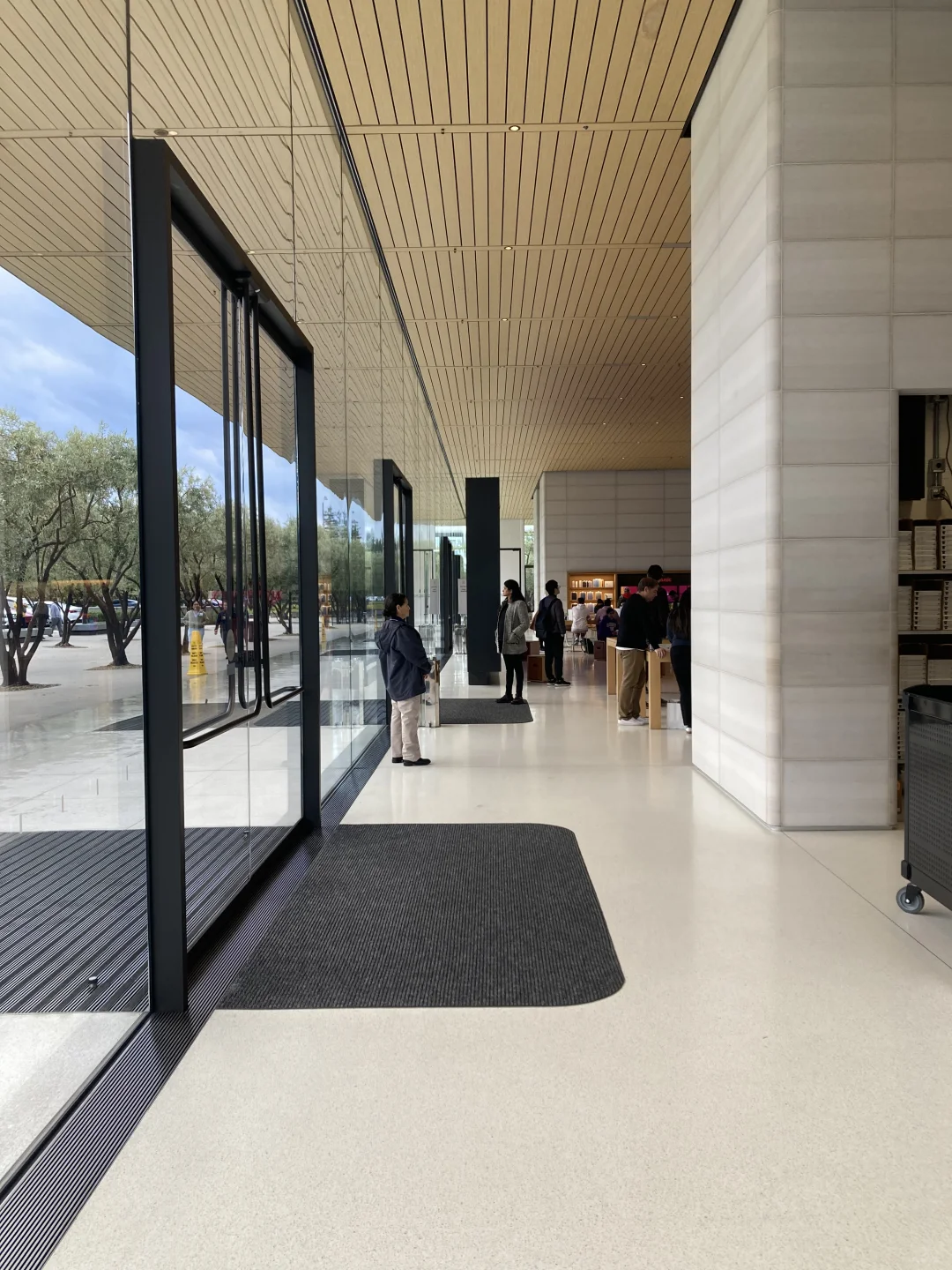 关于苹果总部的无框玻璃