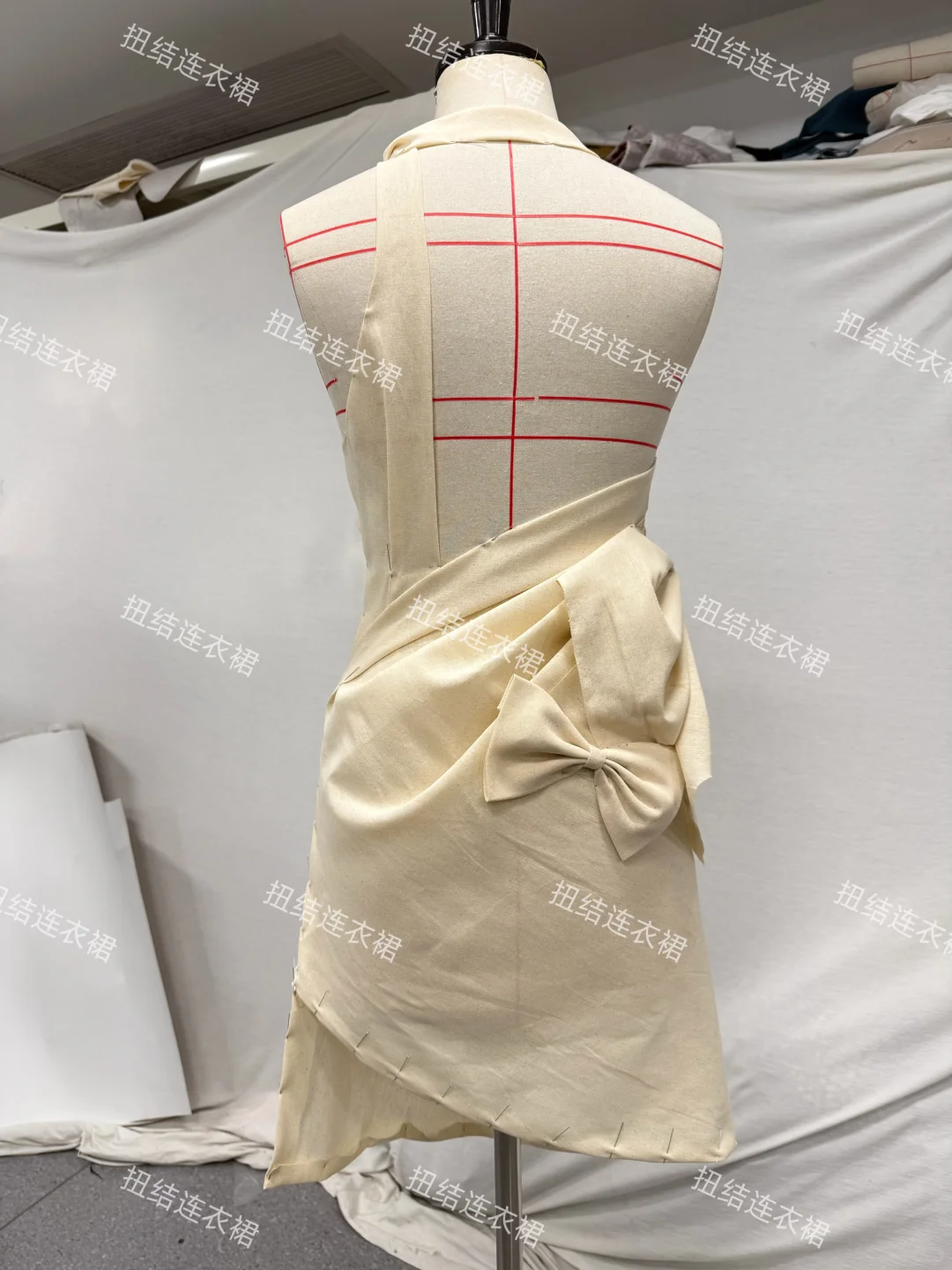 扭结立体剪裁设计