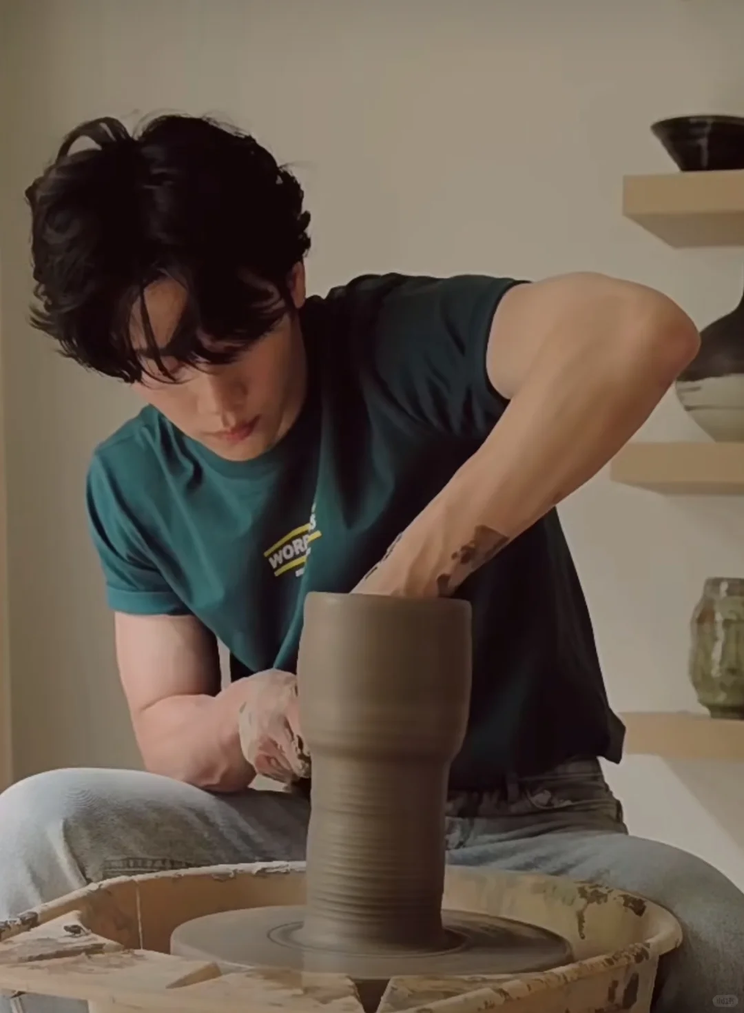 此时，一位陶艺专业学生发出尖锐爆鸣?