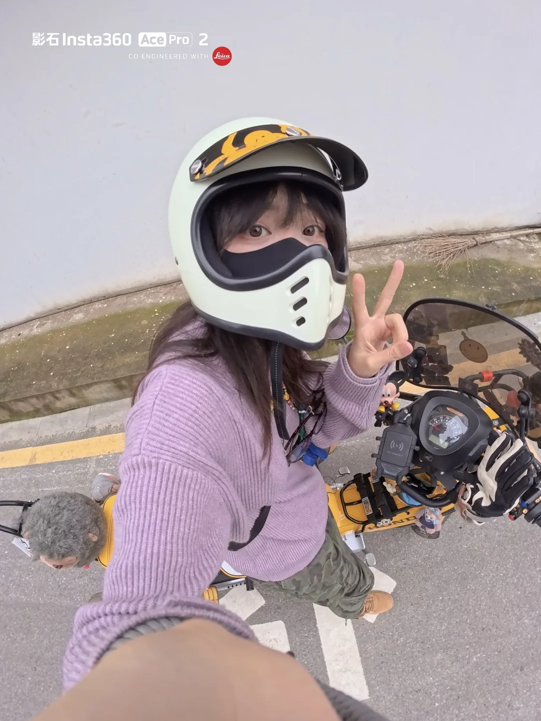 骑摩托女生穿搭好物，谁能拒绝白色运动相机！