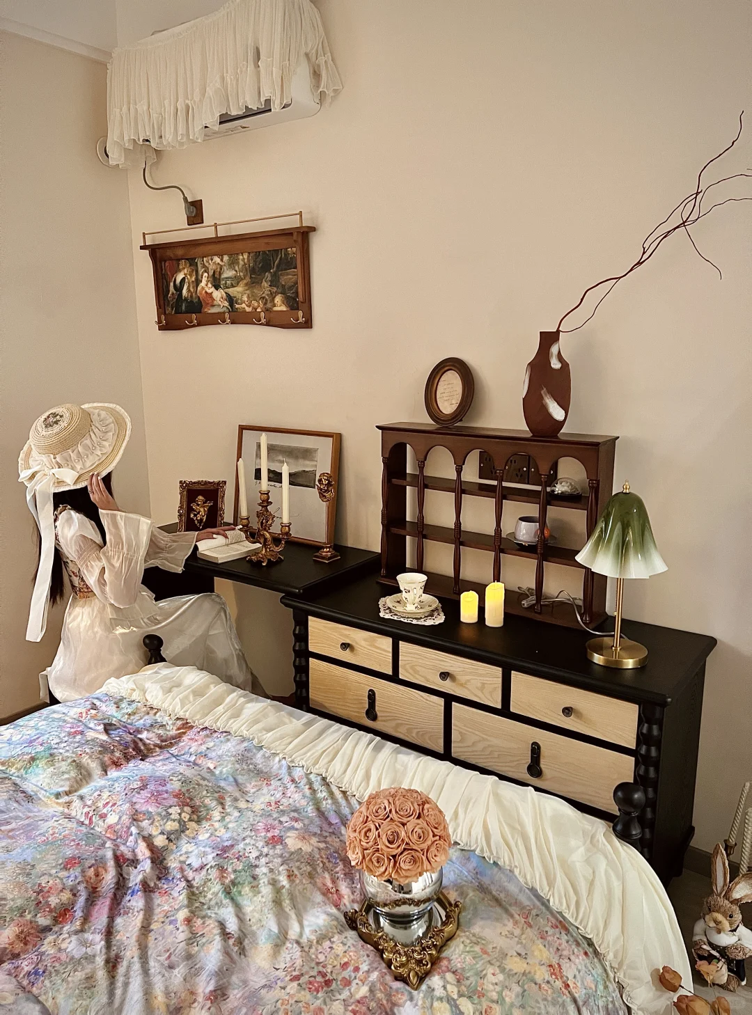 ?巴掌大的床尾空间，这样布置美貌又实用