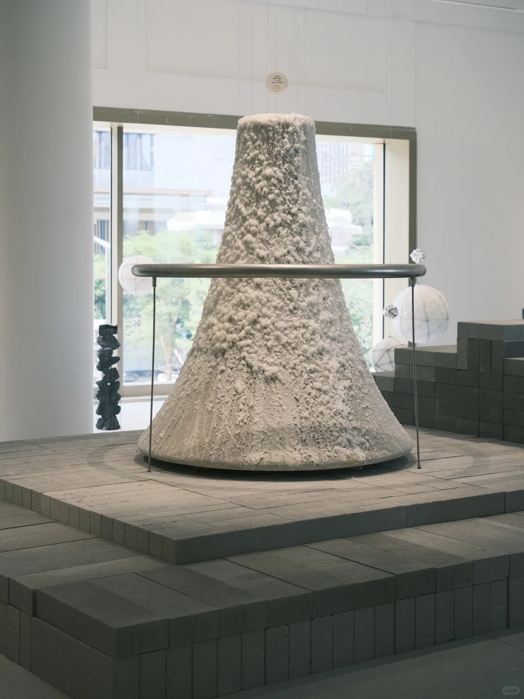 深圳新展|极简工业空间中的禁锢静火山蜡艺