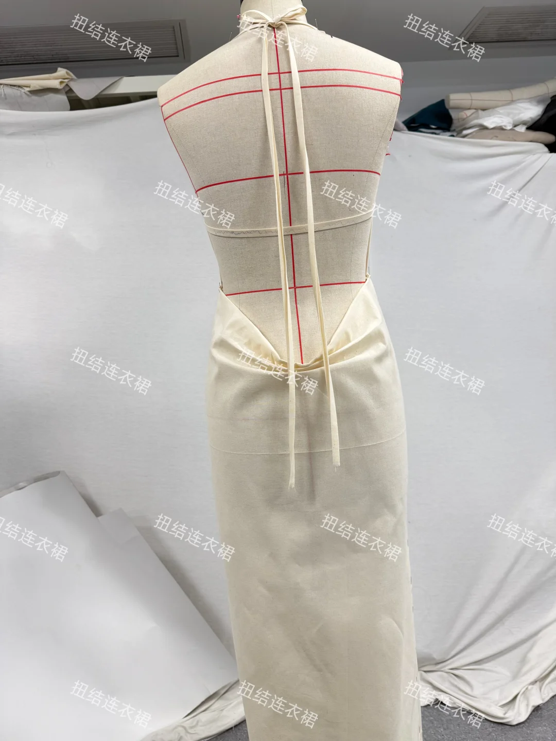 扭结立体剪裁设计