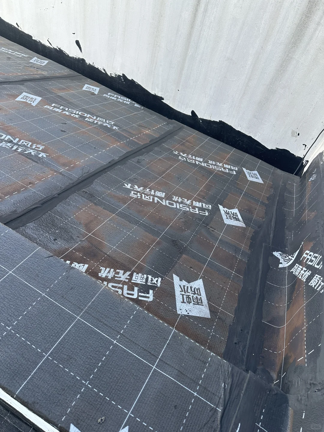 刚铺了几个月的卷材，什么原因?