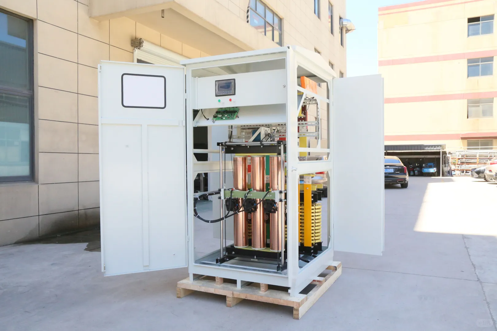 三相大功率补偿式稳压器工作原理