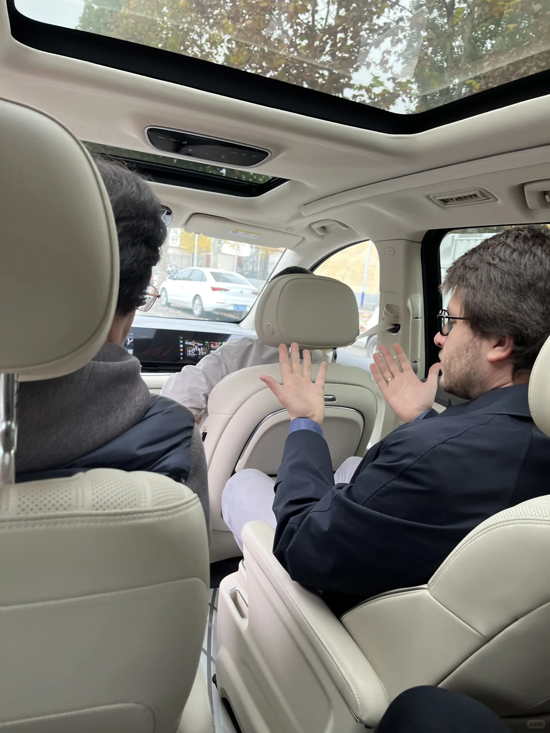 陪俄罗斯客户参观注塑机工厂