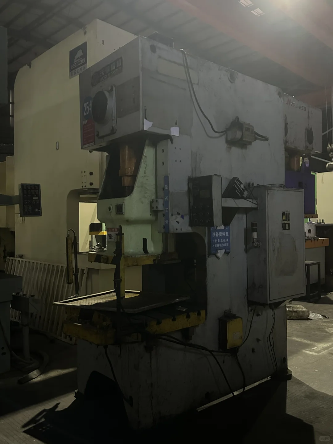 专业机械设备翻新喷漆补漆漆面修复气动冲床