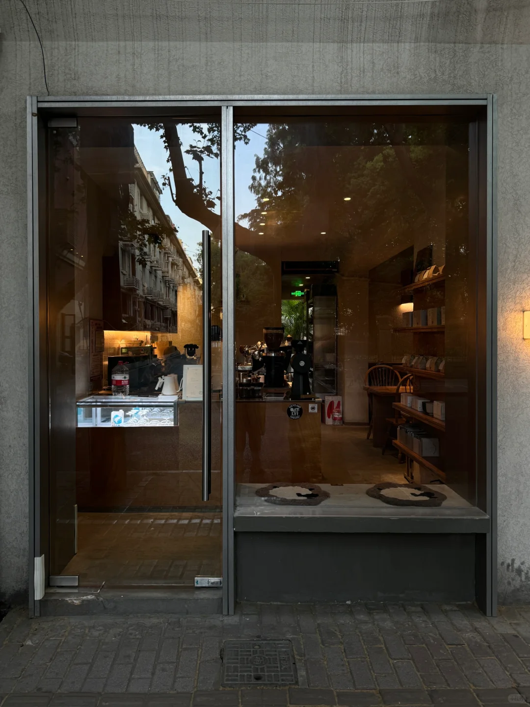 上海｜这家咖啡店的玻璃门太有设计感