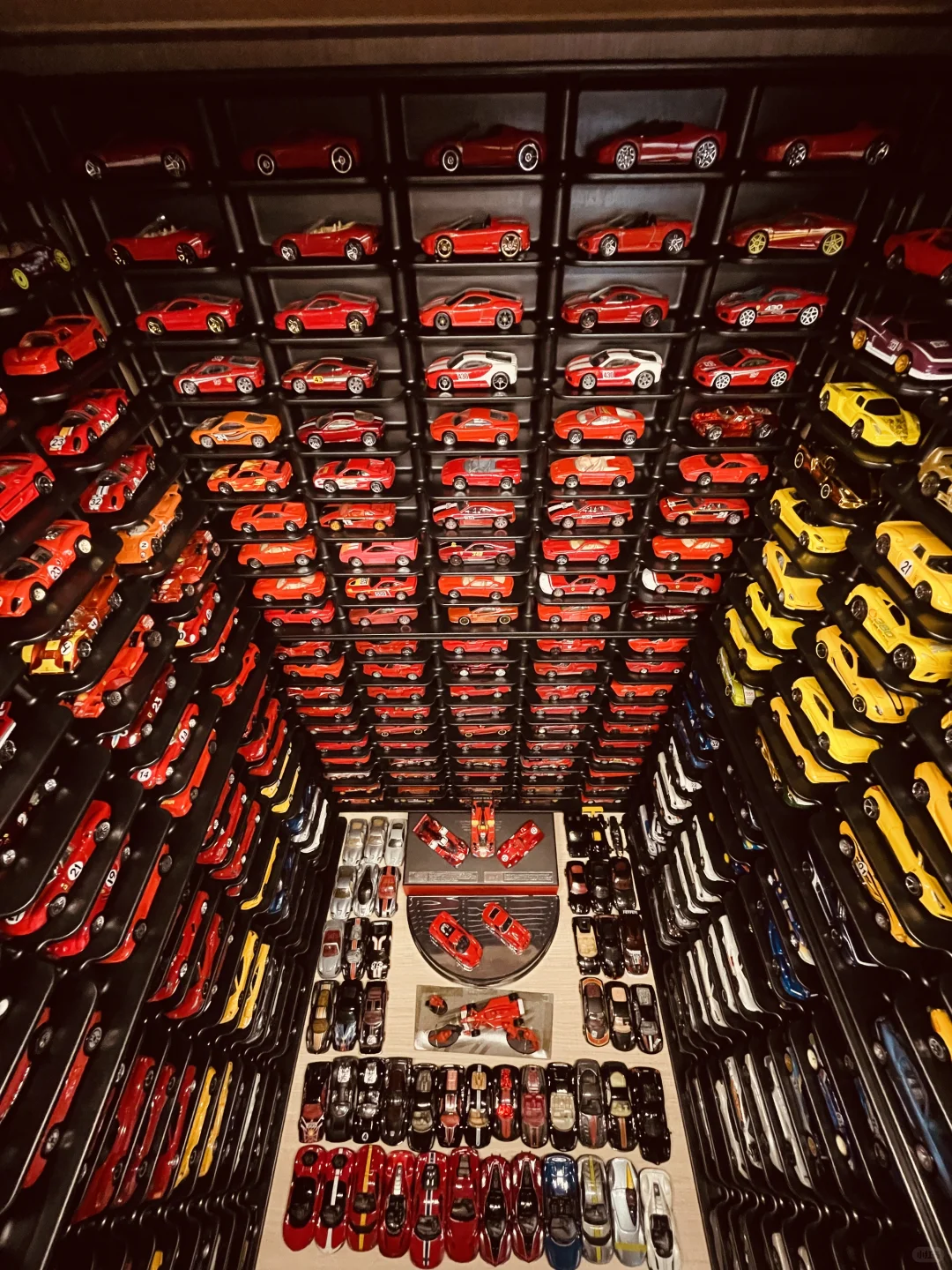 已经塞不下更多法拉利了，最终形态拍照留念