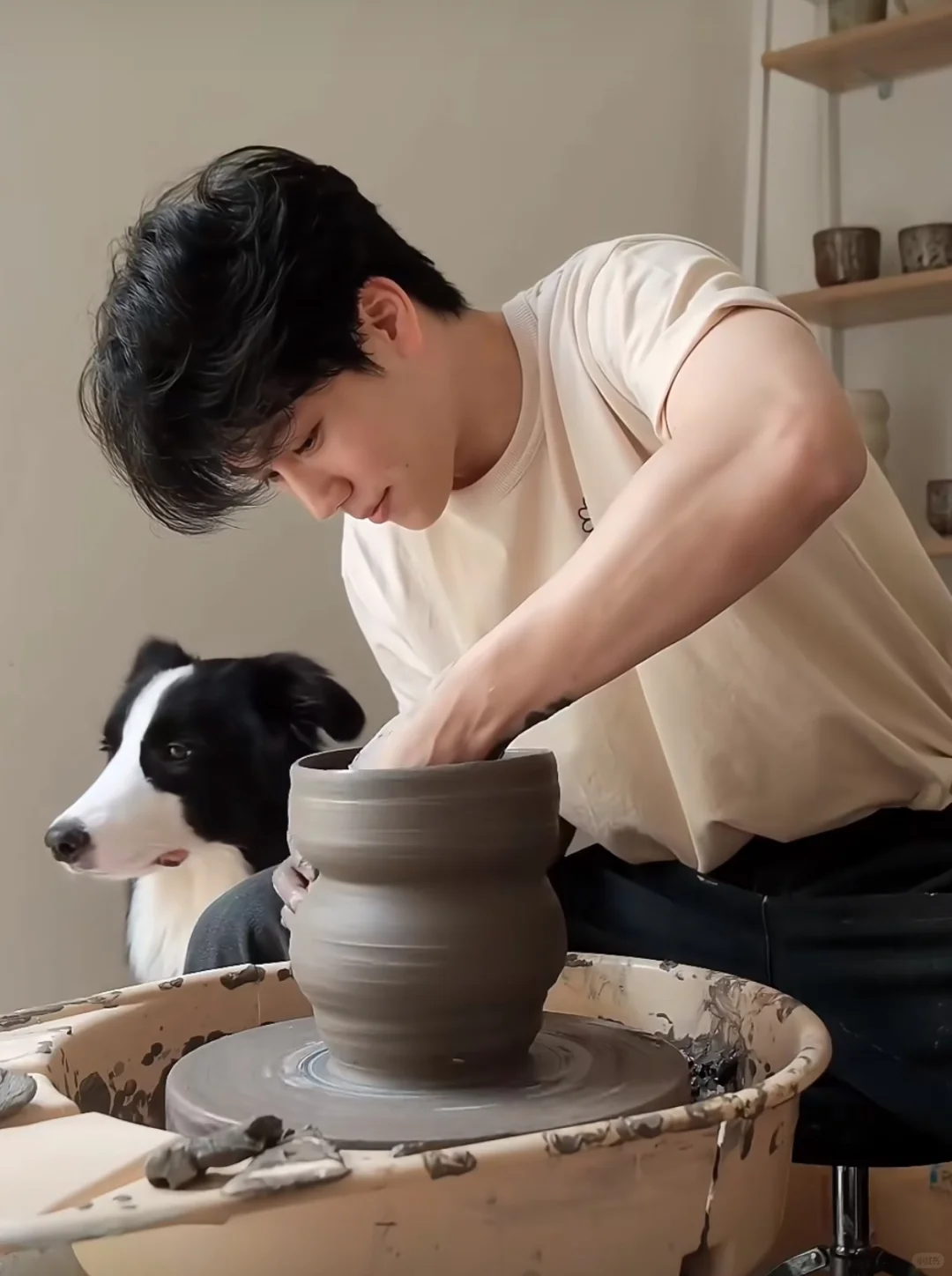 此时，一位陶艺专业学生发出尖锐爆鸣?