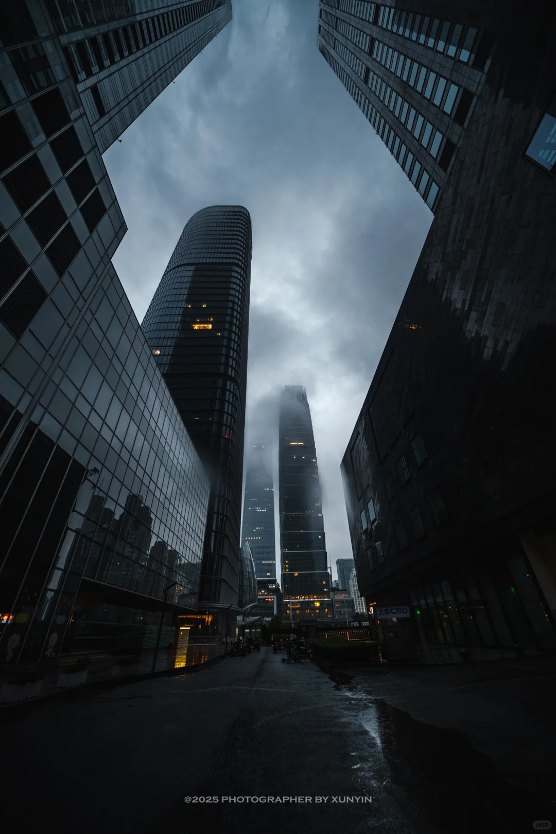 在暴雨中感受国贸的压迫感