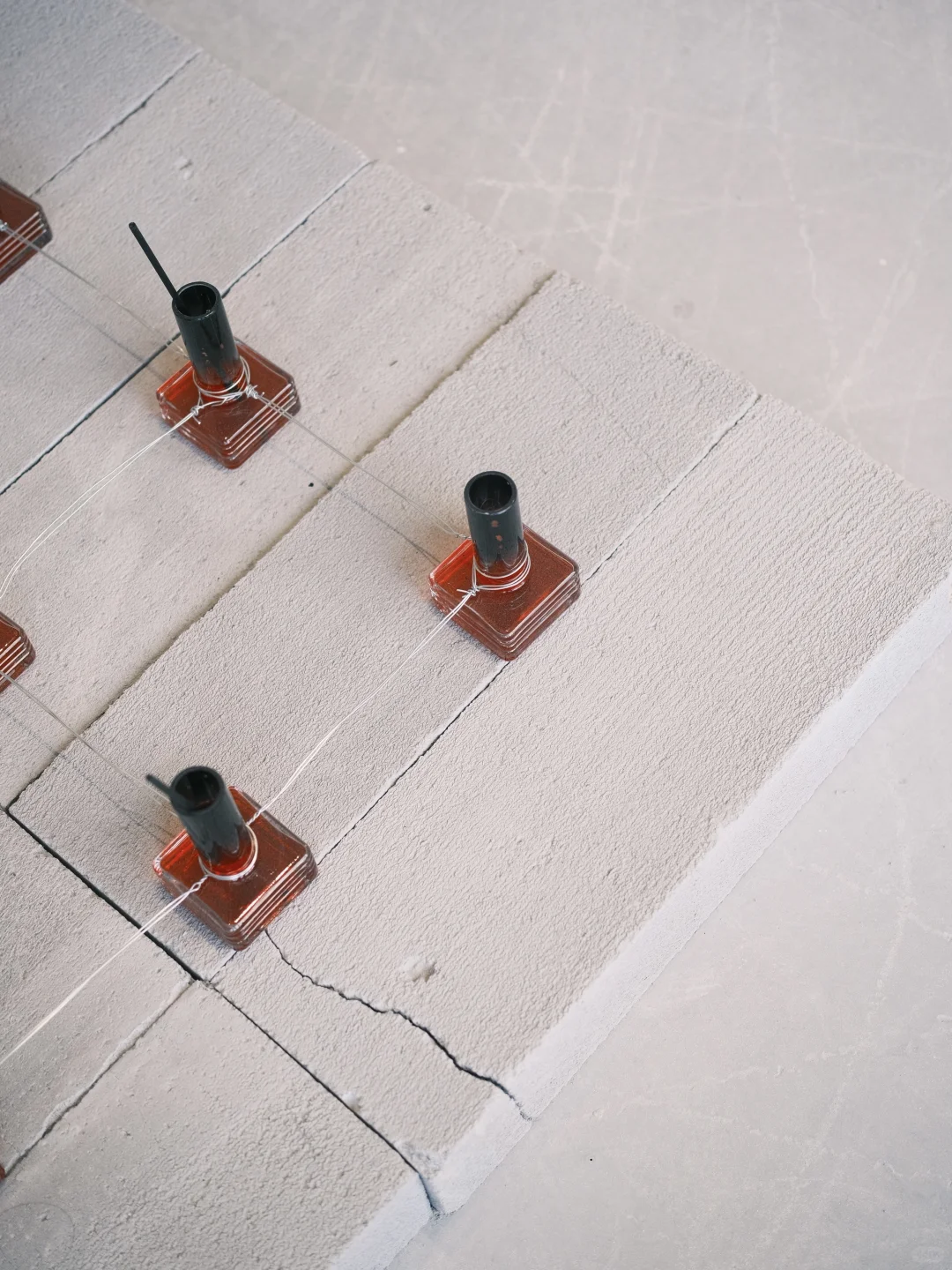 深圳新展|极简工业空间中的禁锢静火山蜡艺