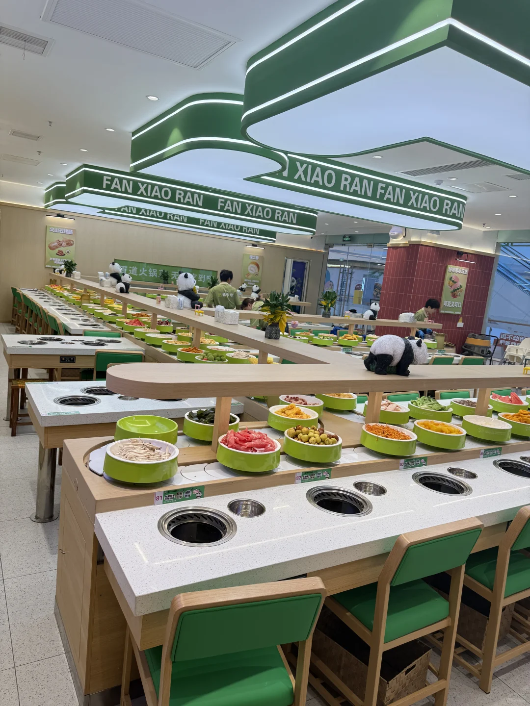 众多品牌合作的旋转火锅设备工厂的优势在哪