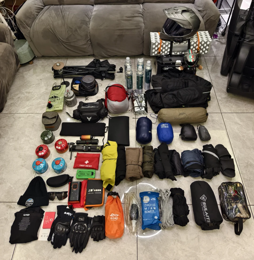 让我看看你们摩旅露营都带些什么装备?