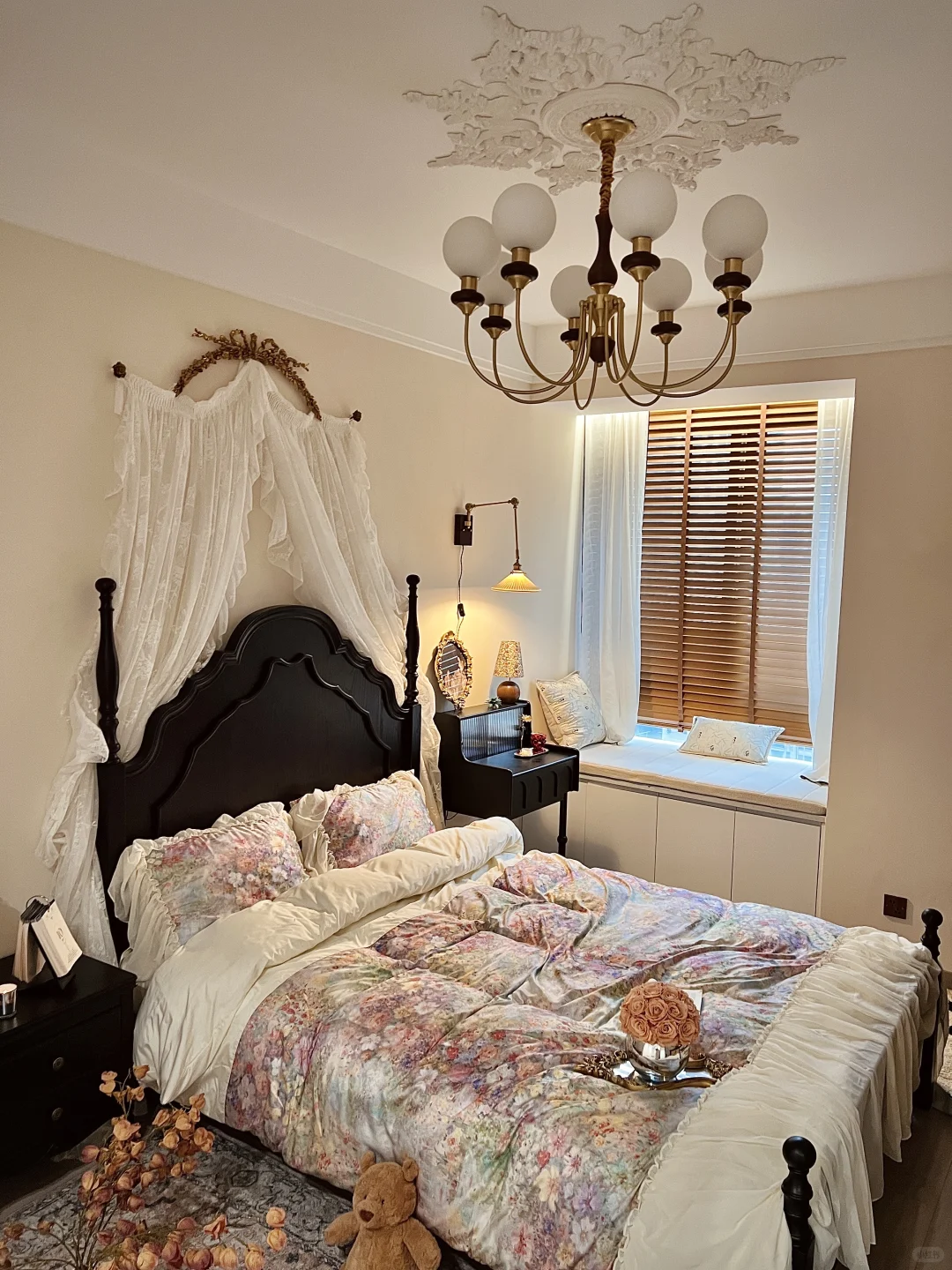 ?巴掌大的床尾空间，这样布置美貌又实用