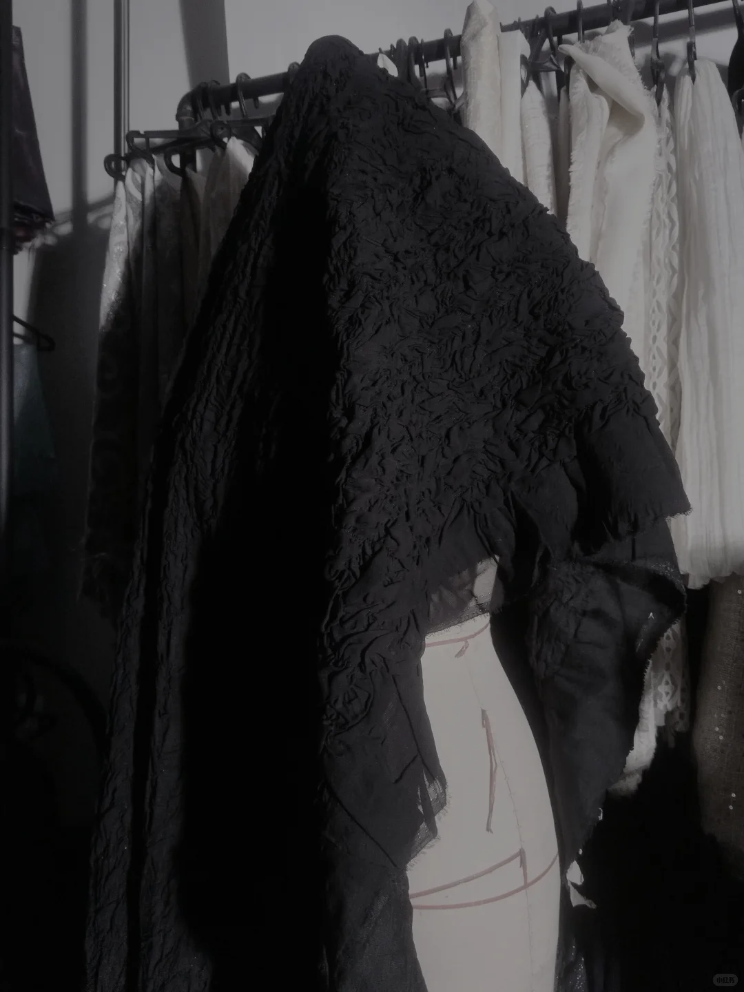 8元小众设计肌理感面料｜暗黑乱褶