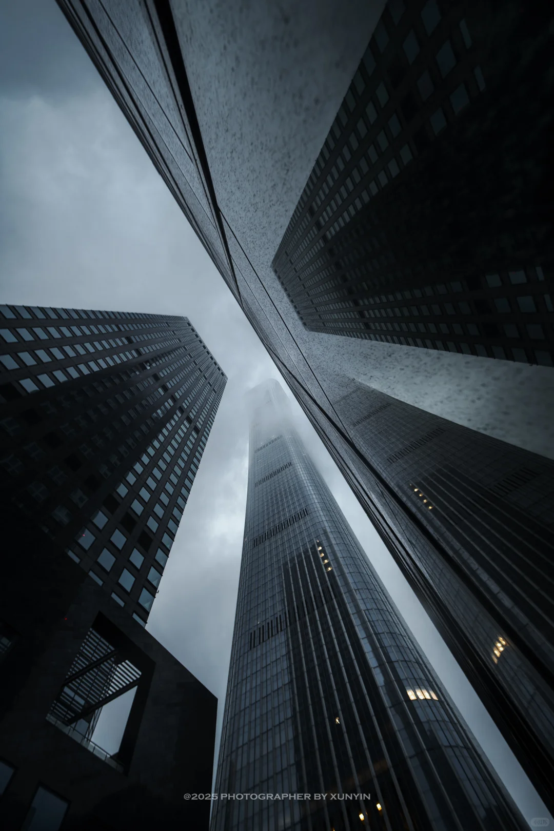 在暴雨中感受国贸的压迫感