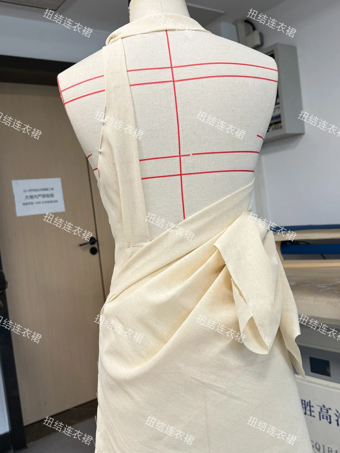 扭结立体剪裁设计