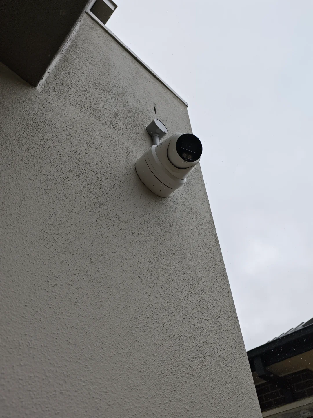 小偷差点就进屋了?还好摄像头报警吓跑了