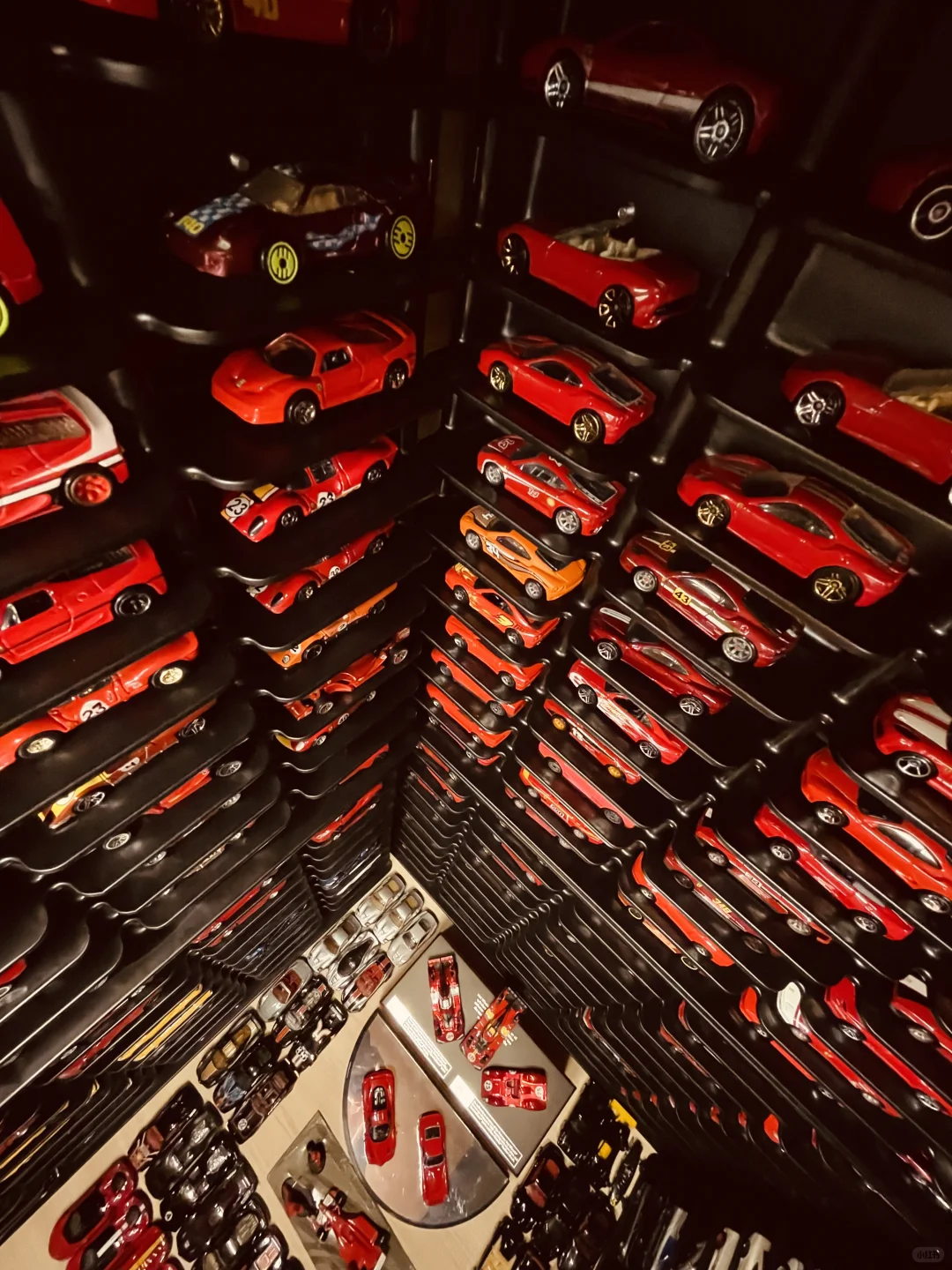 已经塞不下更多法拉利了，最终形态拍照留念