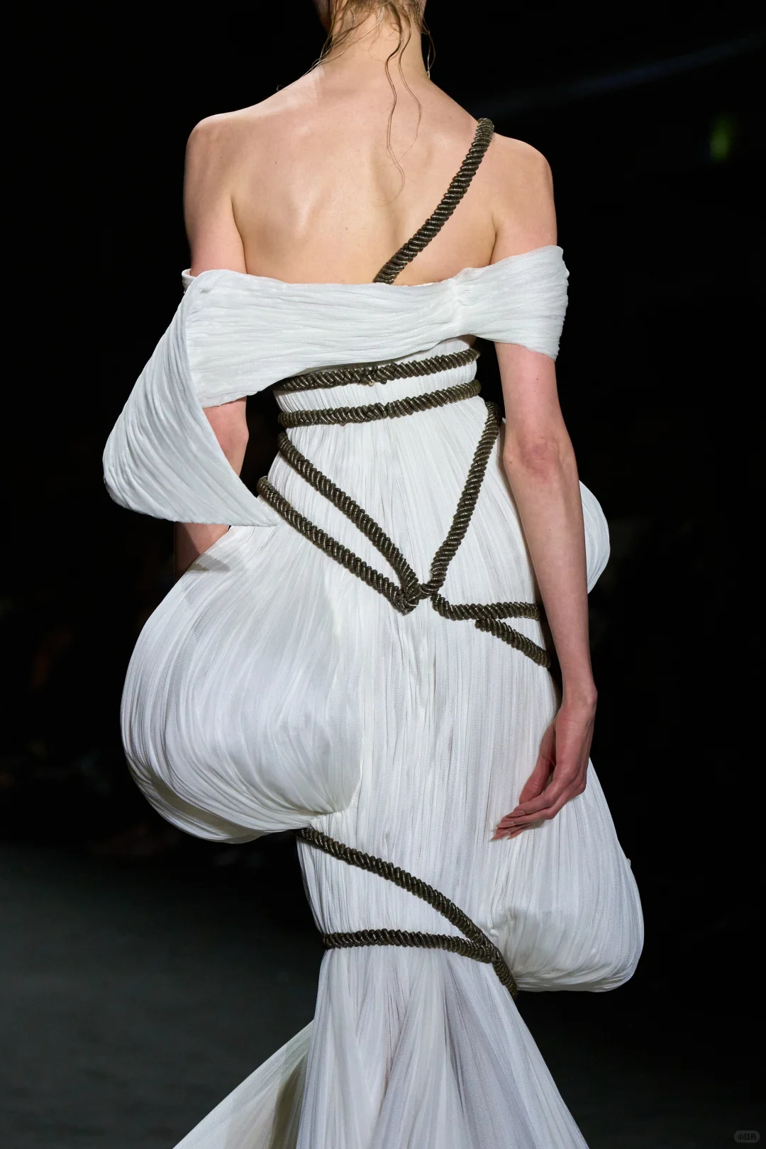 绳束与白褶 ，JPG 这套高定太美了 ?