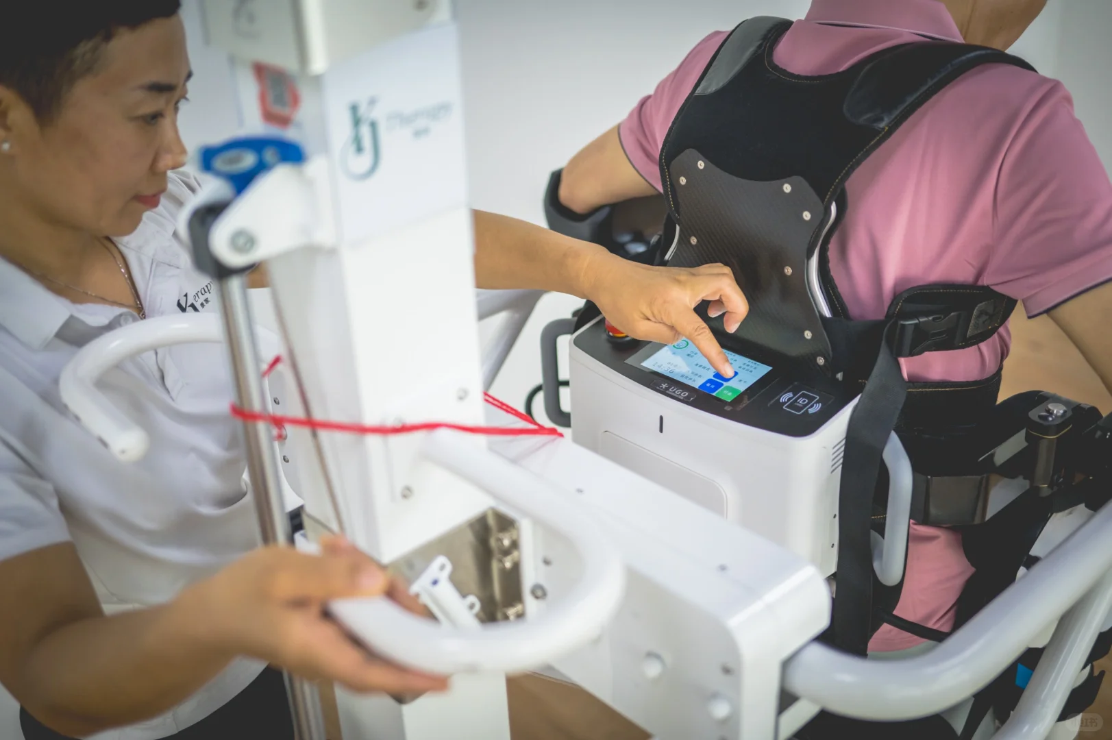 ??智能康复新境界??新加坡康家机器人