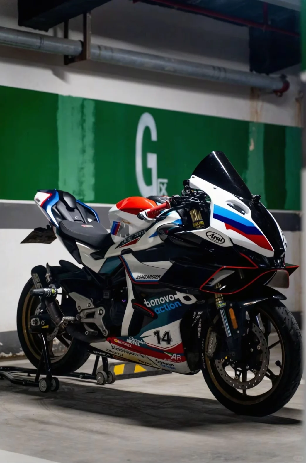 今天的是来自国产改装工作室EM2的包围套件