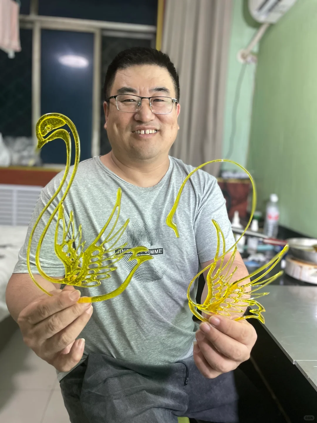 两个糖天鹅哪个好看？我想知道喜欢哪个的多