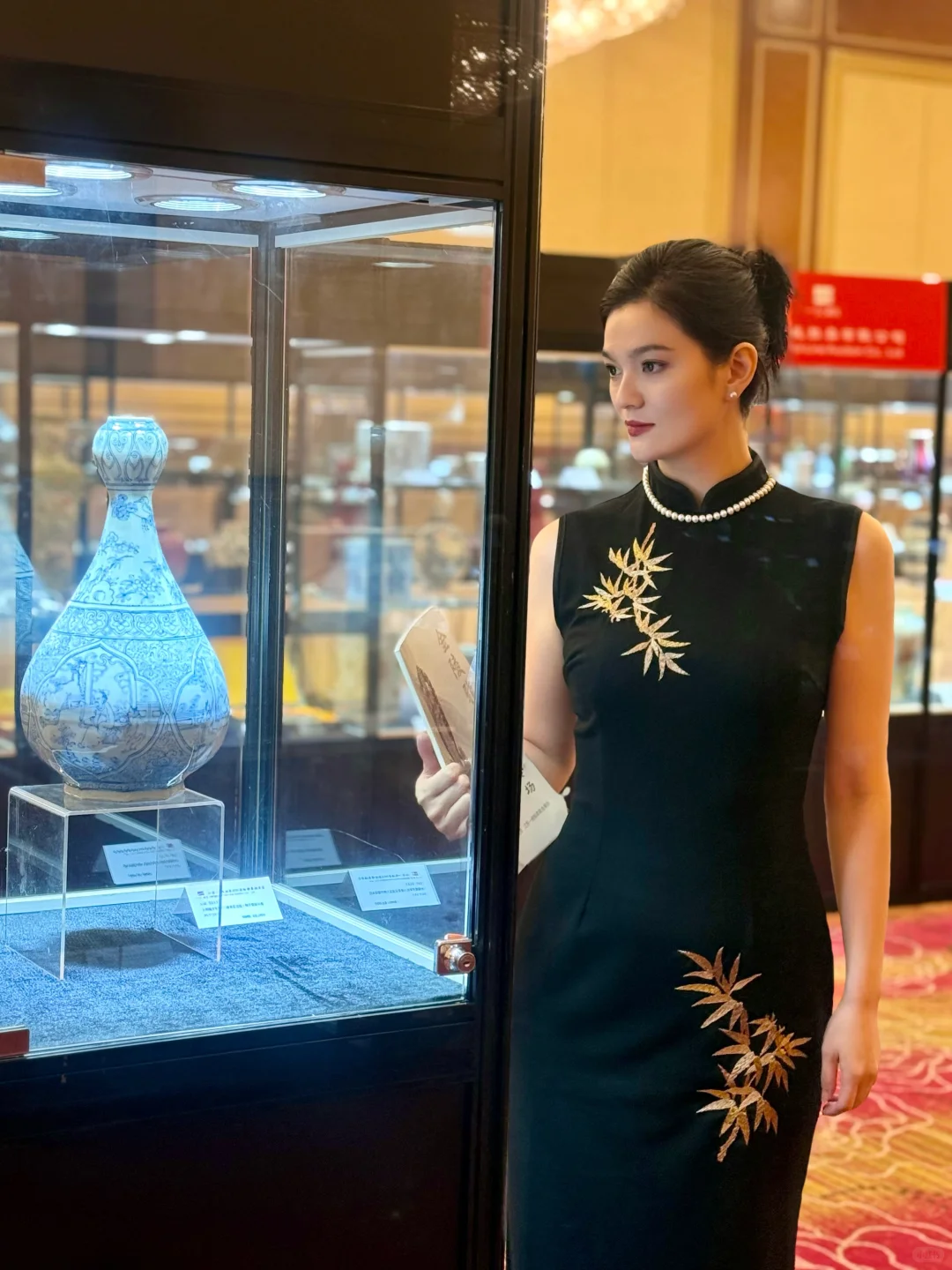 冷门拍卖师在预展现场，摆拍式记录?